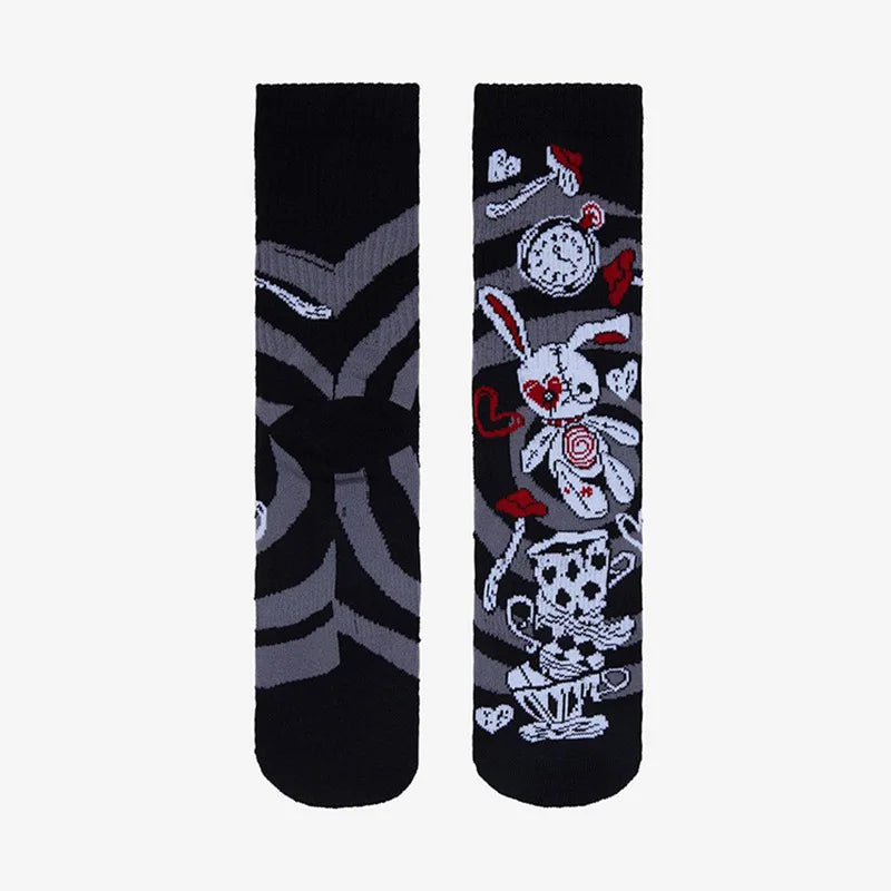 Paire de chaussettes noires motif poupée lapin, vue avant avec lapin et dos à chevrons gris, sur fond blanc