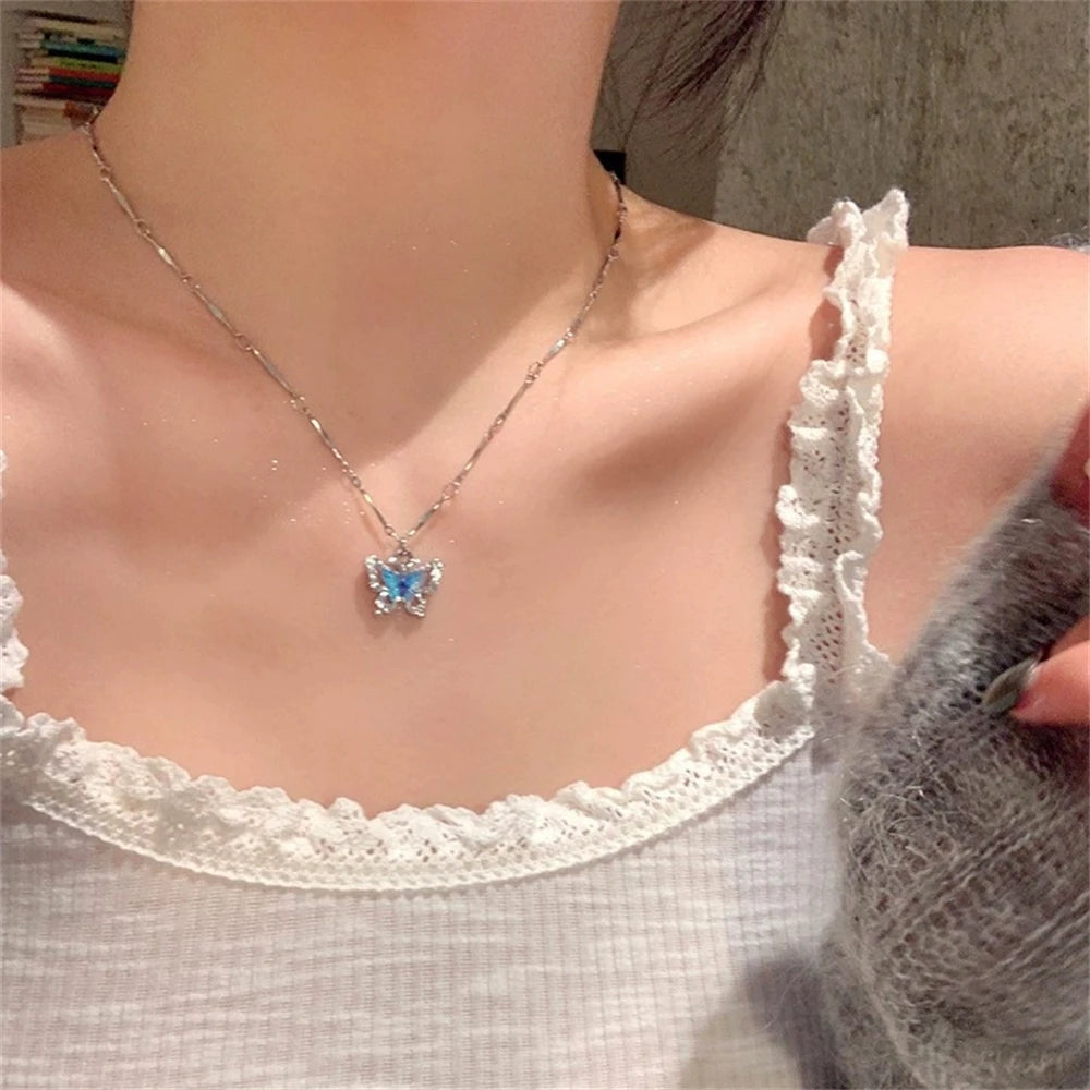 Collier papillon en cristal bleu