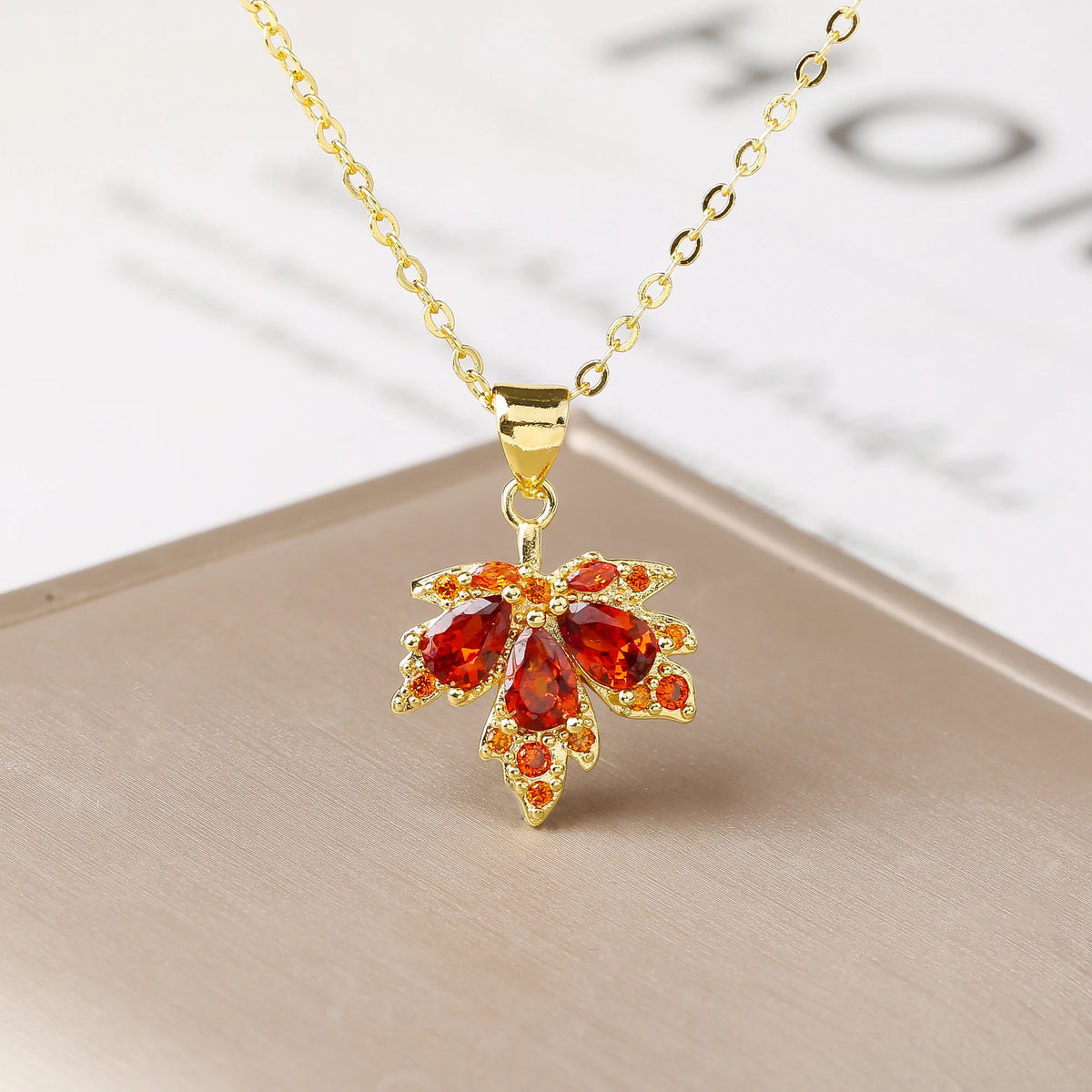 Fashion Maple Leaf Pendant Necklace for Women Shiny Crystal Zirconia Leaf Clavicle Chain Elegant Daily Wear Jewelry Gift Party