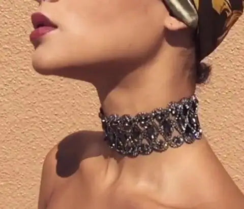 Ras-du-cou en strass doré