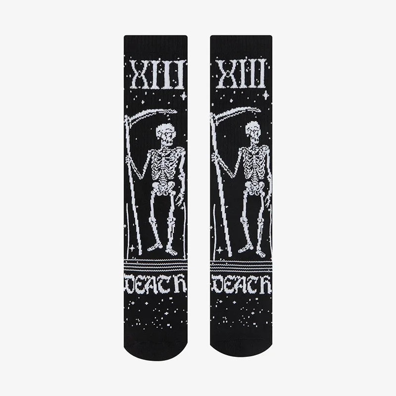 Paire de chaussettes noires à motifs squelette tête de mort avec faux, inscriptions XIII et DEATH, sur fond blanc