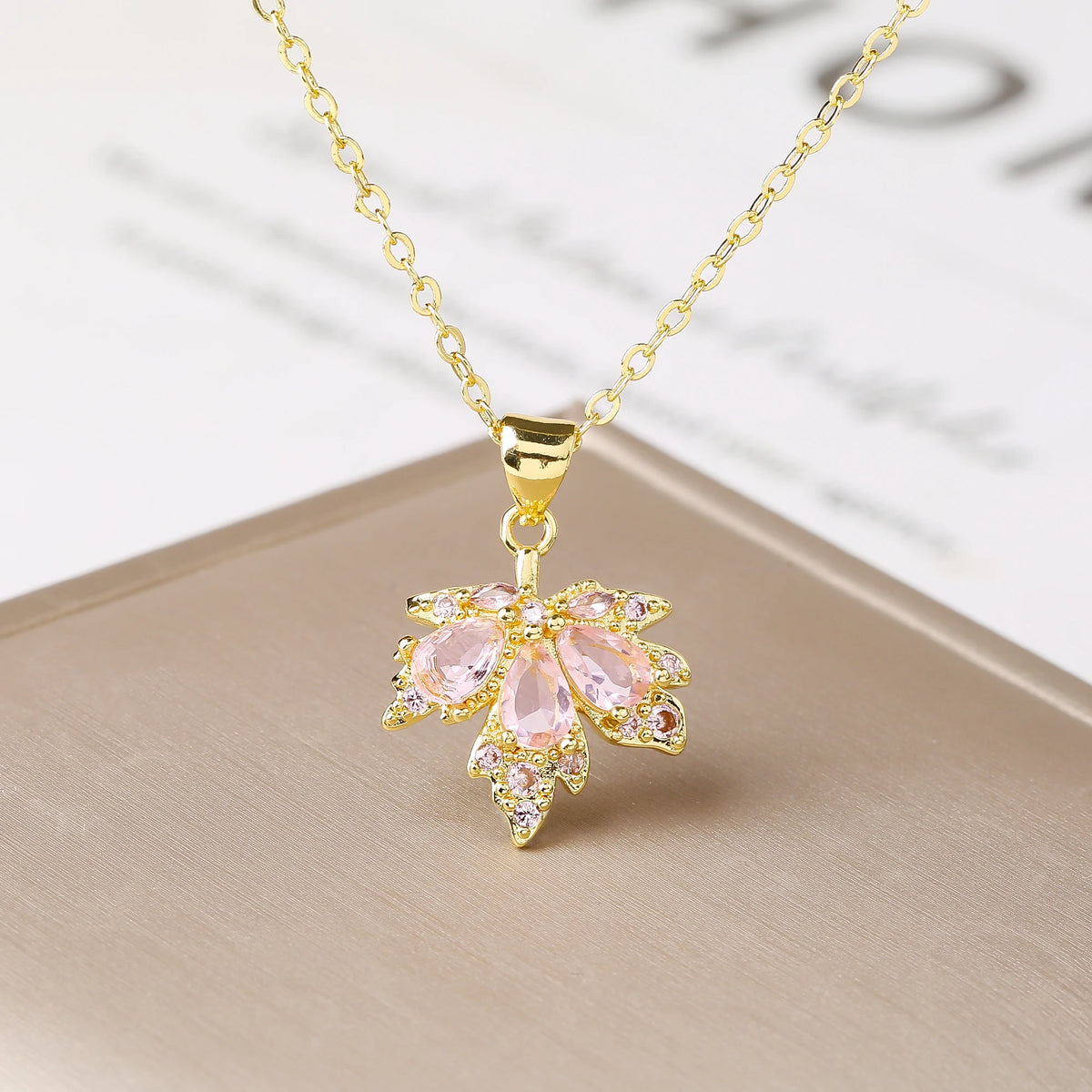 Fashion Maple Leaf Pendant Necklace for Women Shiny Crystal Zirconia Leaf Clavicle Chain Elegant Daily Wear Jewelry Gift Party