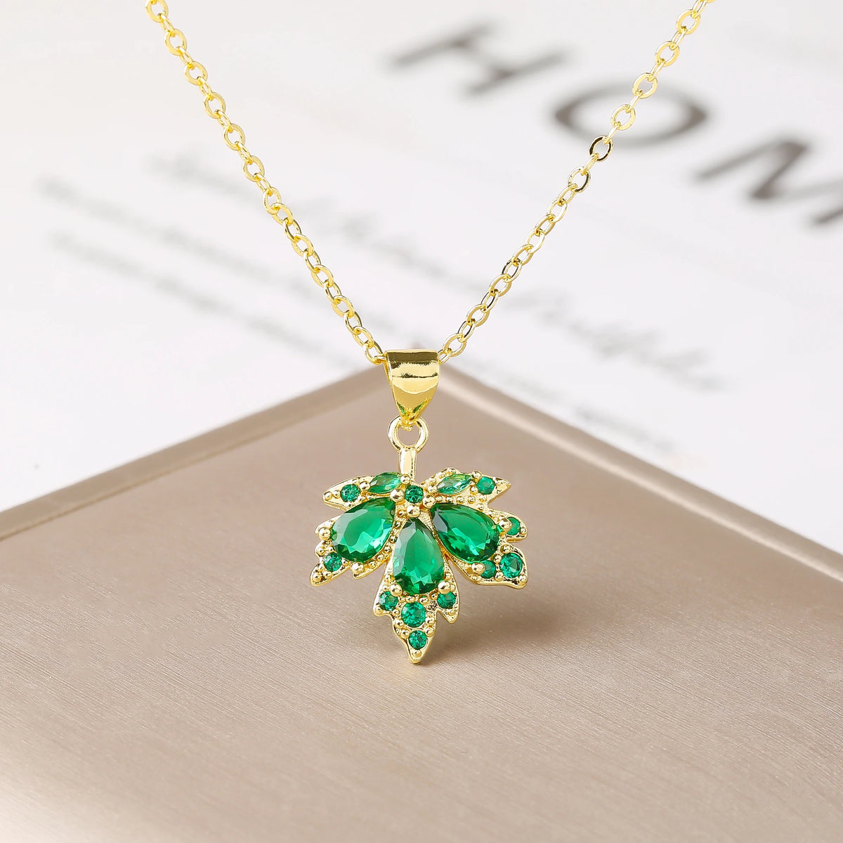 Fashion Maple Leaf Pendant Necklace for Women Shiny Crystal Zirconia Leaf Clavicle Chain Elegant Daily Wear Jewelry Gift Party