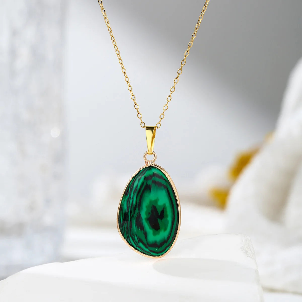 Collier pierre naturelle doré