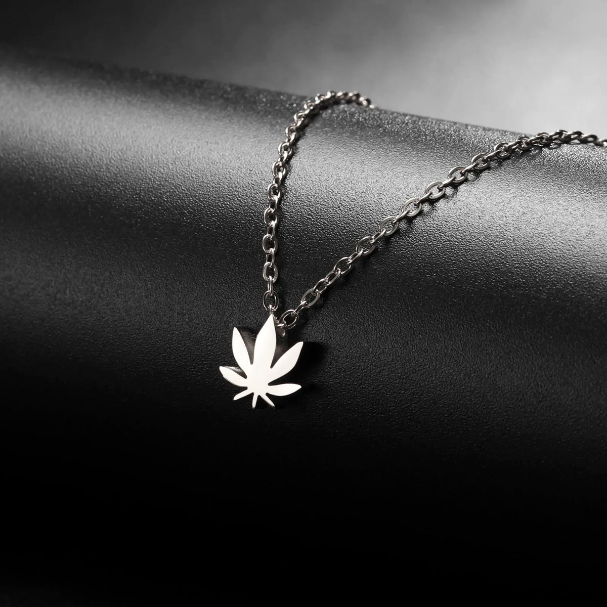 Women's Maple Leaf Pendant Necklace Stainless Steel Fashion Summer Clavicle Chain Commemorative Day Jewelry Gift New Style