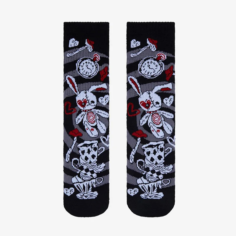 Paire de chaussettes noires à motifs poupée lapin gothique, horloge et cœurs, sur fond blanc