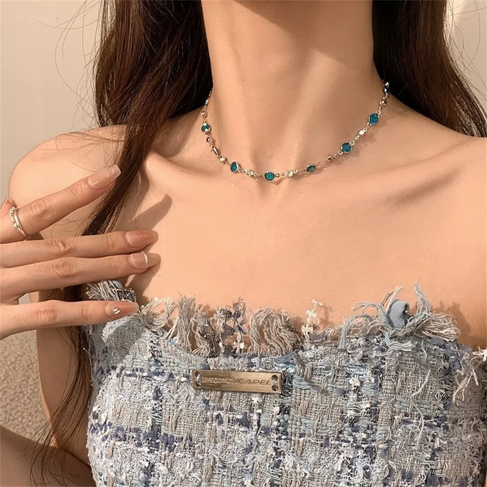 Collier papillon en cristal bleu