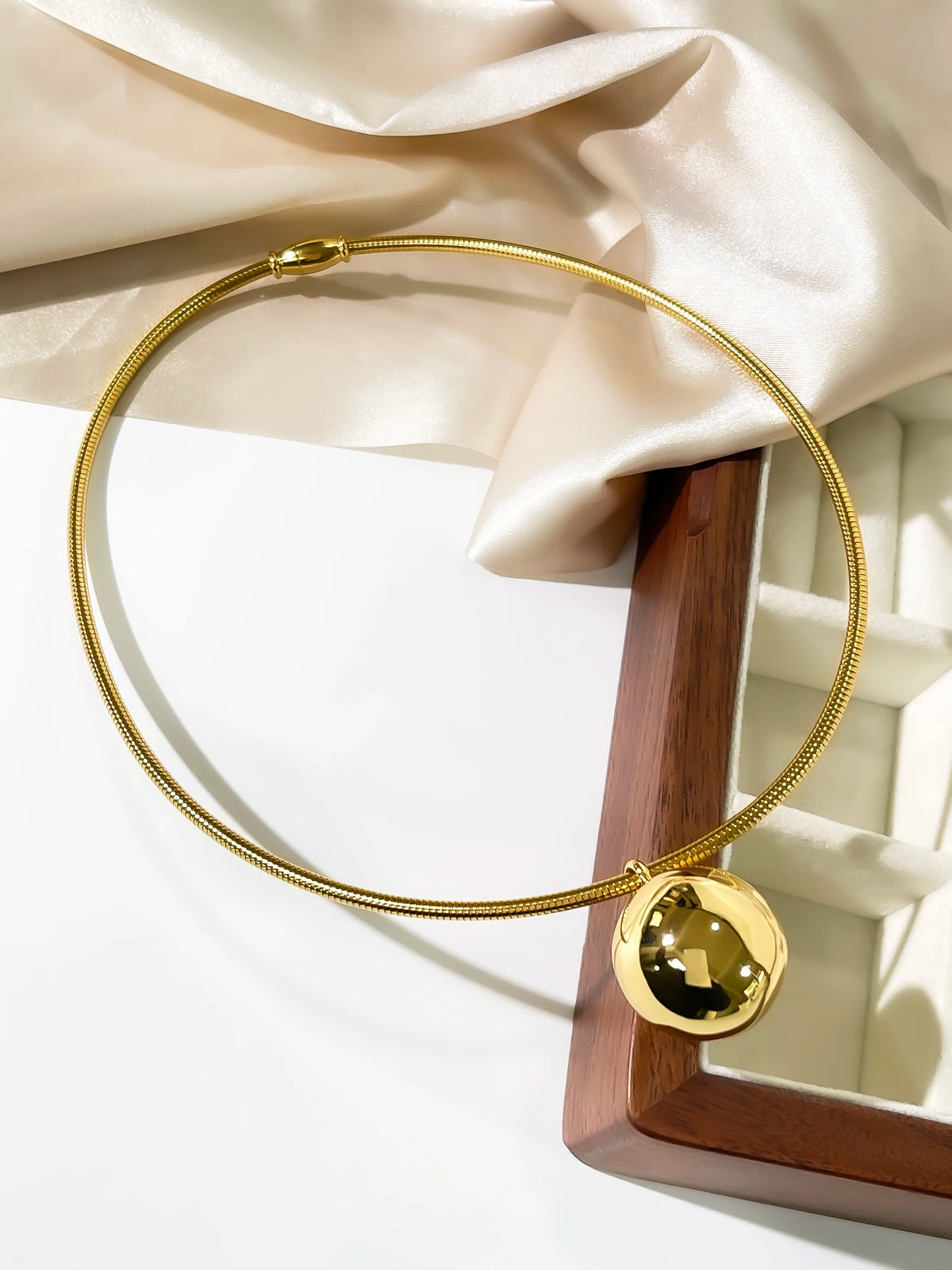 Collier perle boule doré