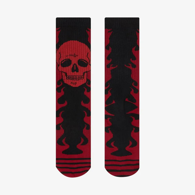 Paire de chaussettes noires et rouges à motif crâne rouge avec flammes, sur fond blanc