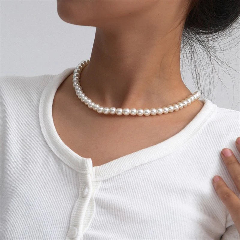 Ras-du-cou en fausses perles blanches
