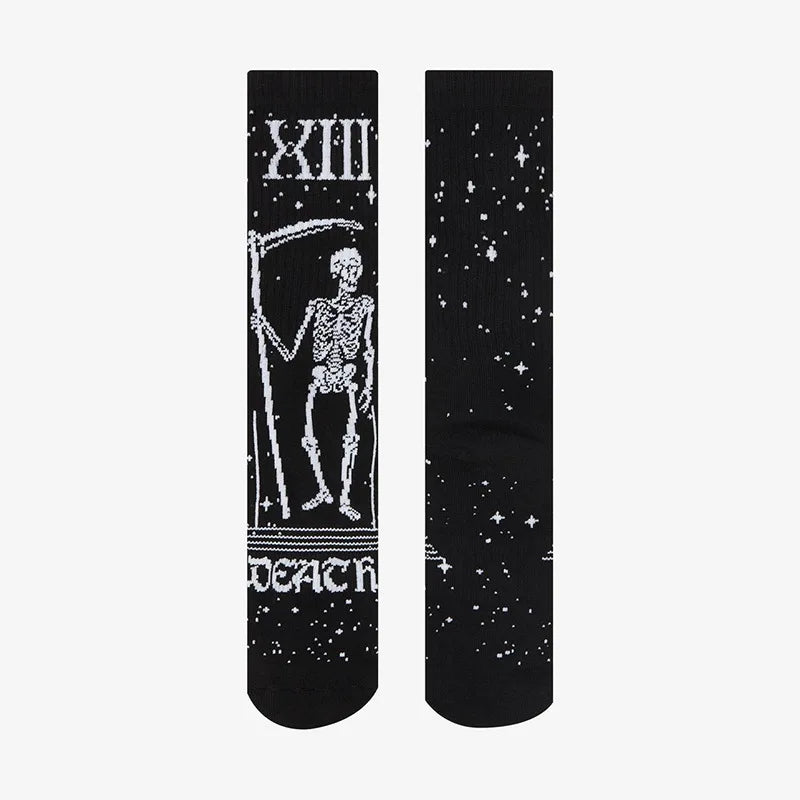Paire de chaussettes noires motif tête de mort, vue avant avec squelette et dos étoilé, sur fond blanc