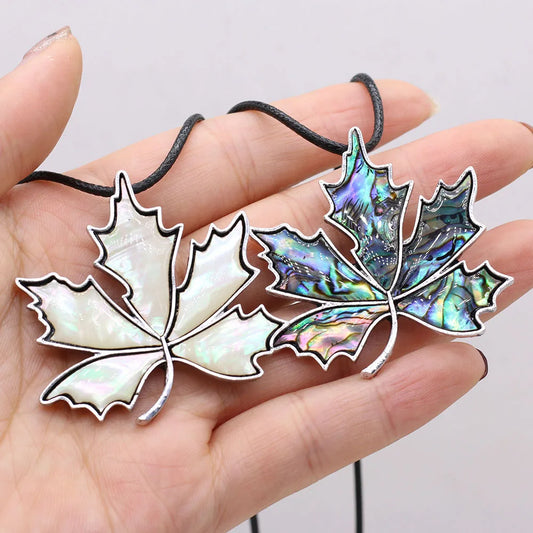 Collier feuille d'érable en nacre d'ormeau