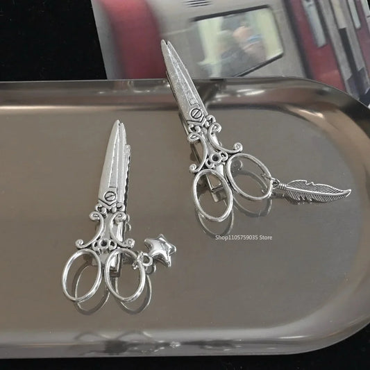 Barrette ciseaux punk avec pendentif feuille et étoile